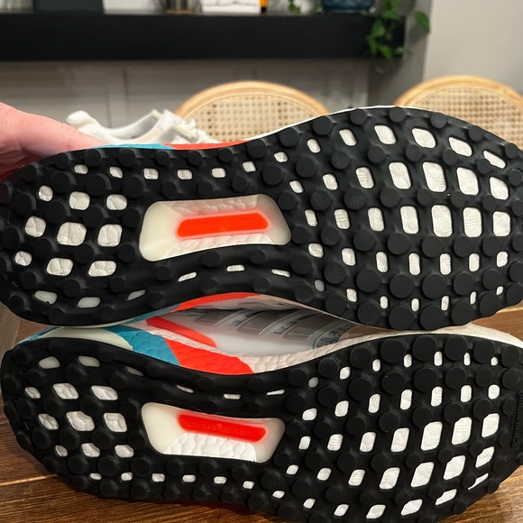 Men’s ultra boost US size 8.5. Made from recycled ocean plastic. Worn one time. - Picture 5 of 5